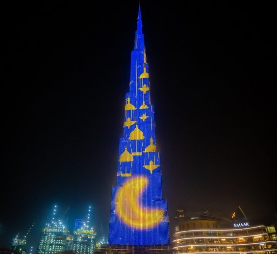 Una imagen del Burj Khalifa iluminado por Ramadán.