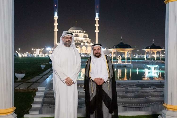 El gobernante de Sharjah, a la derecha de la imagen, delante de la nueva mezquita.