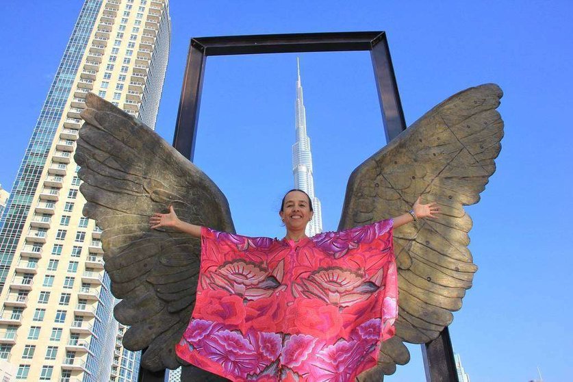 La embajadora de México en EAU, Francisca E. Méndez, posa ante la escultura de las ‘Alas de México’, instalada ante el Burj Khalifa en el 'dowtown' de Dubai. (EL CORREO)