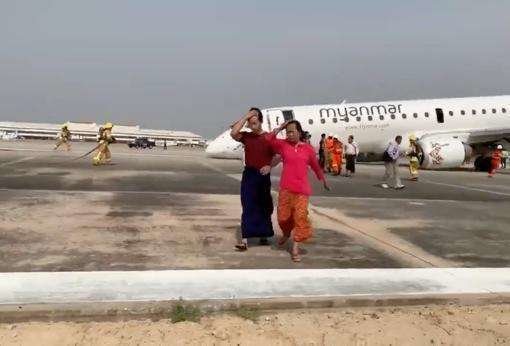 En la imagen de Reuters, pasajeros del avión tras el aterrizaje.