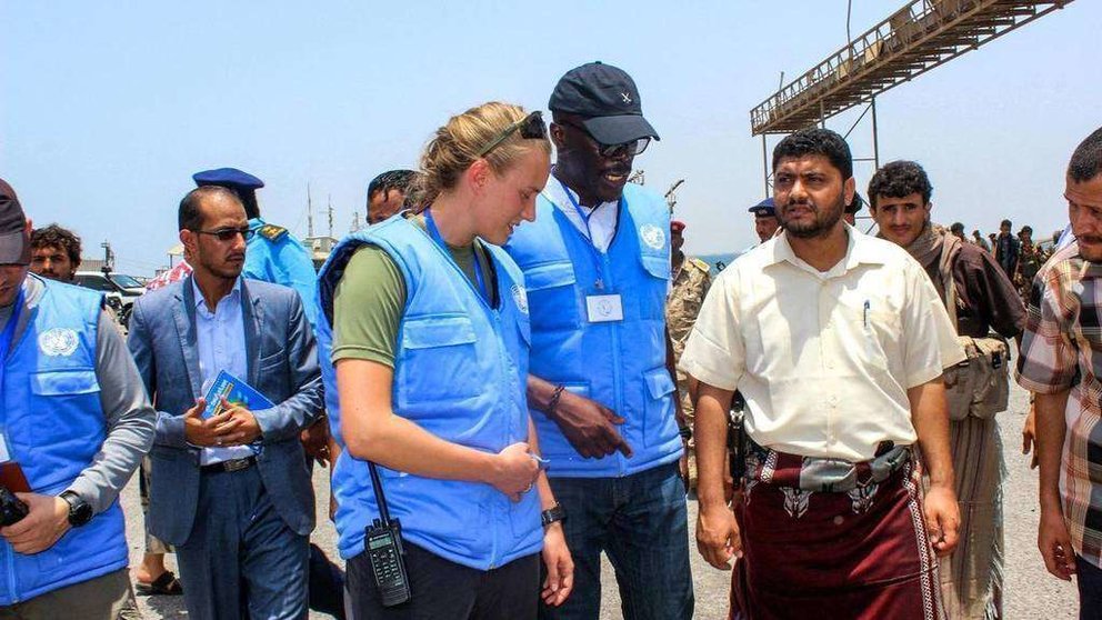 En la imagen de AFP, observadores europeos en el puerto de Hodeidah.