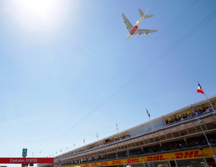 El A380 de Emirates en el circuito de Montmeló de Barcelona.