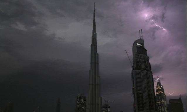 Tormenta en el cielo de Dubai.