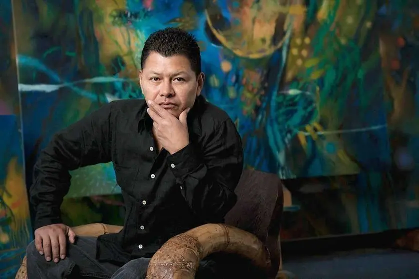 El pintor colombiano Carlos Jacanamijoy, en su estudio de Bogotá. (EL CORREO)