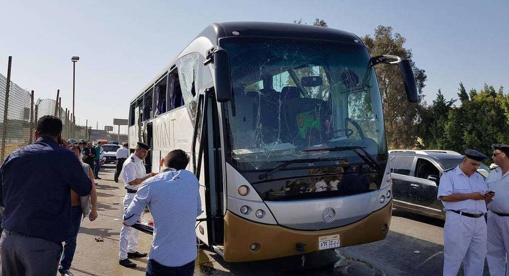 En la imagen de Reuters, el autobús turístico egipcio.
