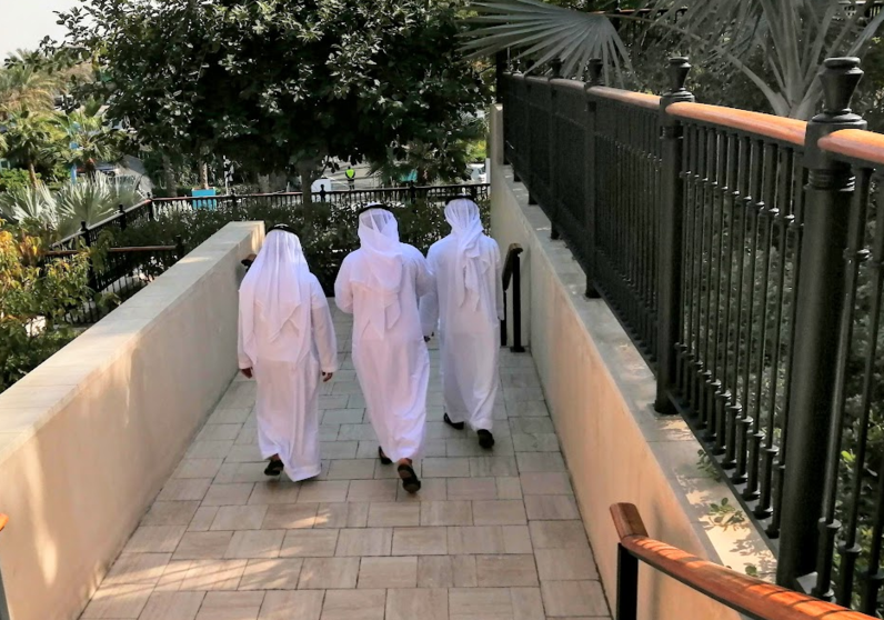 Émiratíes en Madinat Jumeirah de Dubai. (EL CORREO)