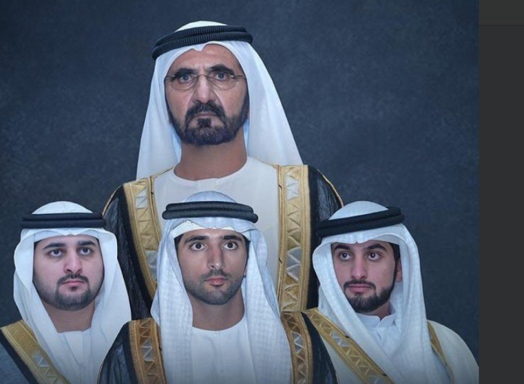 El gobernante de Dubai junto a sus tres hijos recién casados.