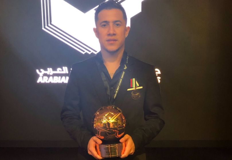 El futbolista colombiano con su trofeo.