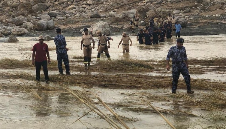 Tareas de rescate en Omán tras las lluvias.