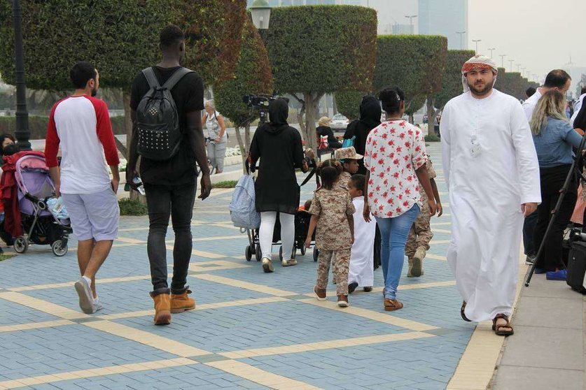 Ambiente multicultural en la Corniche de Abu Dhabi. (R. Pérez / EL CORREO)