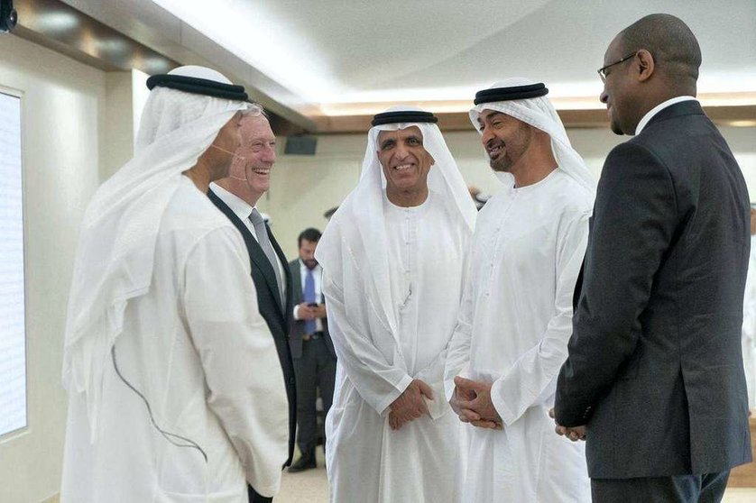 El príncipe heredero de Abu Dhabi habla con James Mattis, ex secretario de Defensa de Estados Unidos, en presencia del jeque de Ras Al Khaimah, entre otros. (Ministerio de Asuntos Presidenciales)