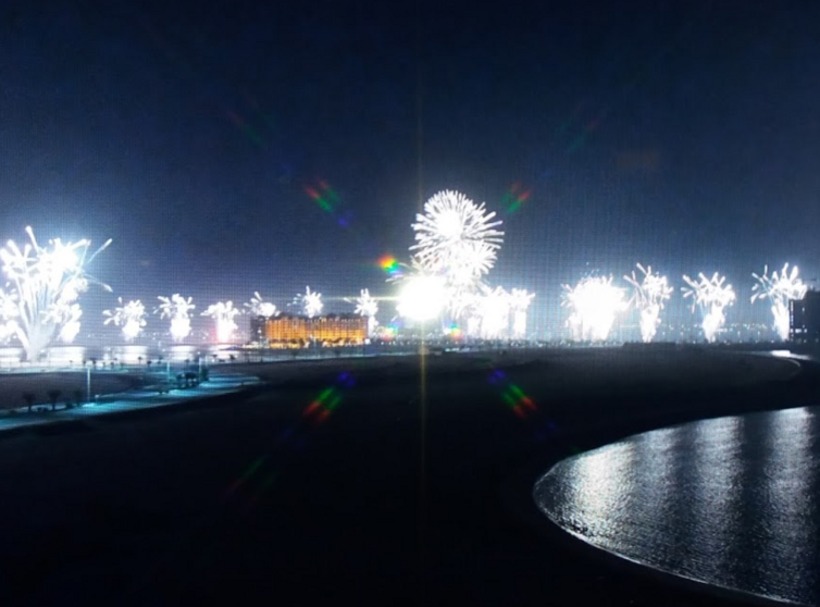 Fuegos artificiales en Emiratos Árabes. (EL CORREO)