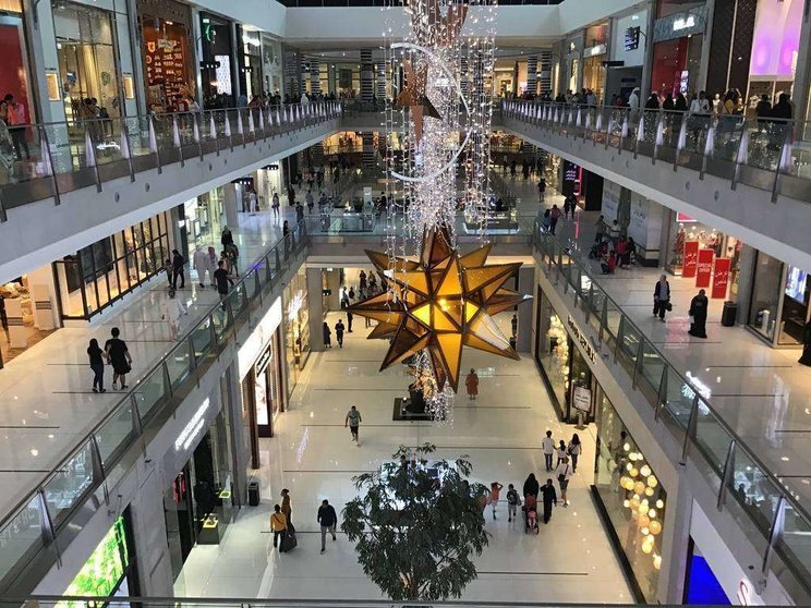 Estrellas de ocho puntas dan color a las galerías de Dubai Mall con motivo del Ramadán. (EL CORREO)