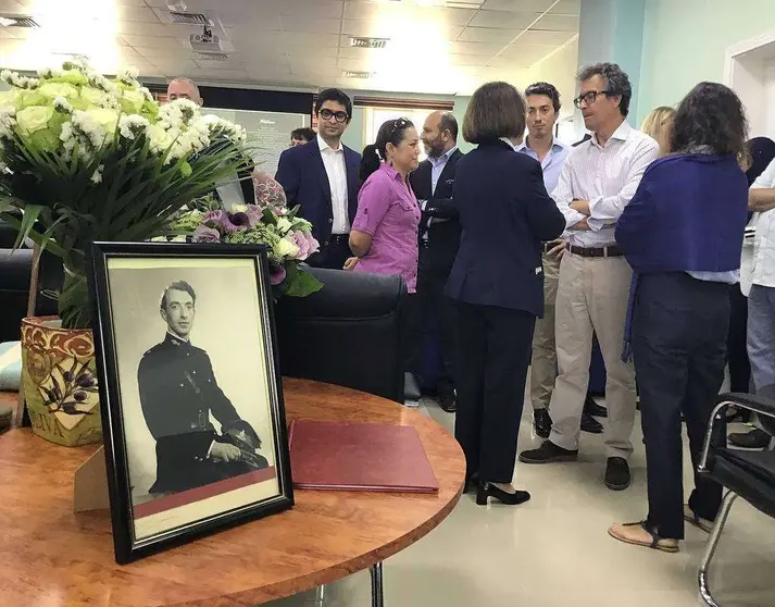 Fotografía de John Ewart que presidió el Memorial. A la derecha, el embajador de España conversa con su esposa, Inocenta Sánchez, y con su hijo Edward. (EL CORREO)