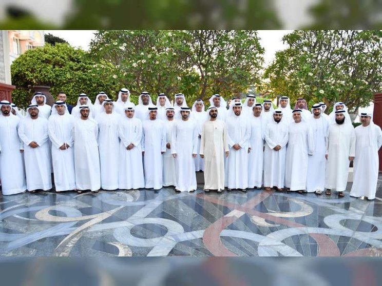 El jeque Mohammed con la junta directiva del Al-Ahli. 