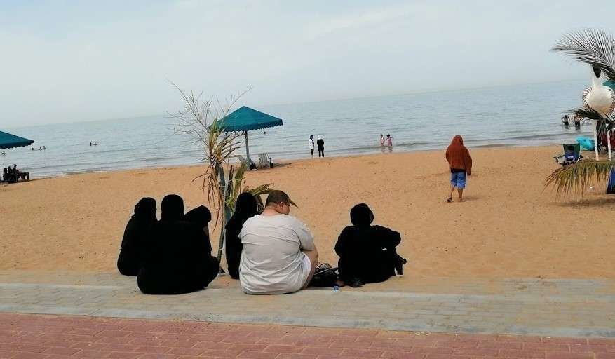 Ciudadanos de Emiratos Árabes en una playa de Ras Al Khaimah. (EL CORREO)