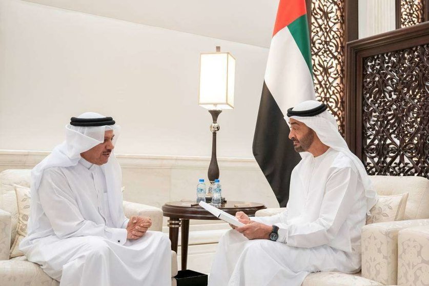 El príncipe heredero de Abu Dhabi junto al secretario general del Consejo de Cooperación del Golfo.