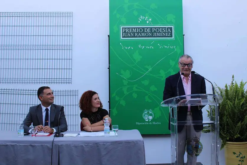 El premiado, Manuel Jurado, durante la lectura de varios poemas de ‘La destrucción del cielo’. (Cedida)