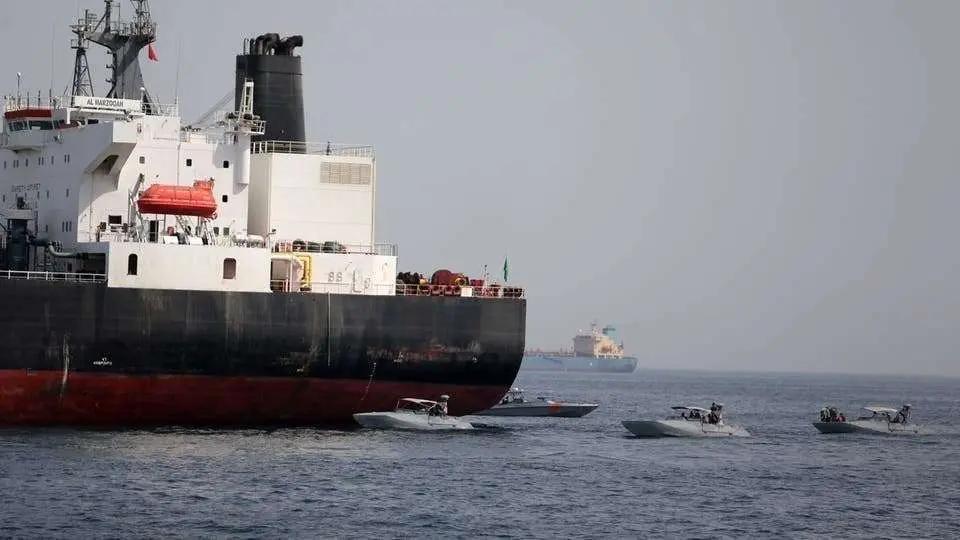 En la imagen de Reuters, uno de los buques dañados en la costa de Fujairah.