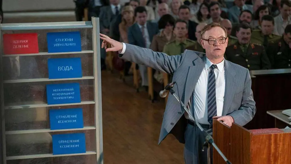 Valeri Legásov (Jared Harris), explicando por qué explotó el reactor de Chernóbil.