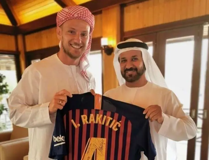 Rakitic junto al presidente del Al Nasr de Dubai.