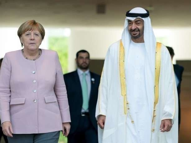 La canciller alemana y el príncipe heredero de Abu Dhabi durante su encuentro en Berlín.