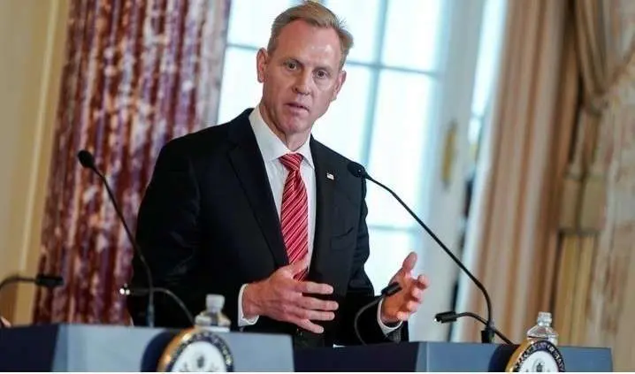 El secretario de Defensa de Estados Unidos en funciones, Patrick Shanahan, habla con los medios de comunicación en el Departamento de Estado en Washington, Estados Unidos, el 19 de abril de 2019. (REUTERS)