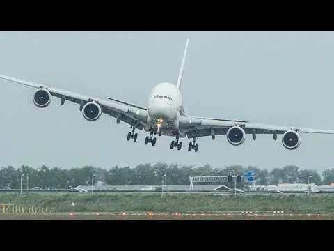 El Emirates A380 aterrizando en Amsterdam.