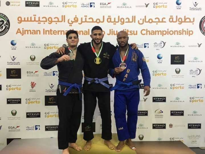 Deportistas hispanos en el podio del Campeonato Internacional de Jiu-Jitsu del emirato de Ajman. (EL CORREO)