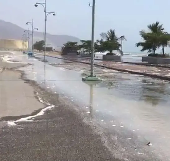 Carretera inundada en el emirato de Fujairah.