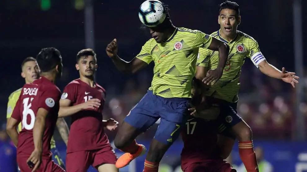 Momento en que Zapata cabecea para marcar el gol de la victoria.