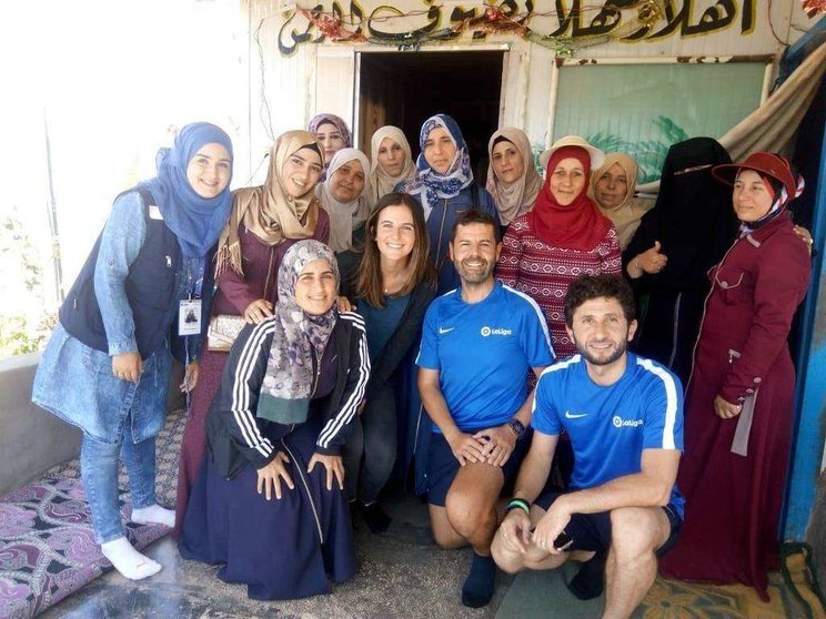 Miembros de LaLiga junto a beneficiados por el proyecto en Za'atari. (EL CORREO)