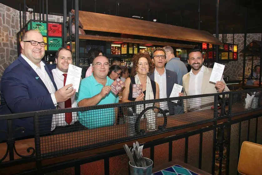 De izquierda a derecha, Ramón Salto, Albert Jové, Mariano Andrés, María José Rodríguez y Antonio Álvarez, en el restaurante Bebemos. (EL CORREO)