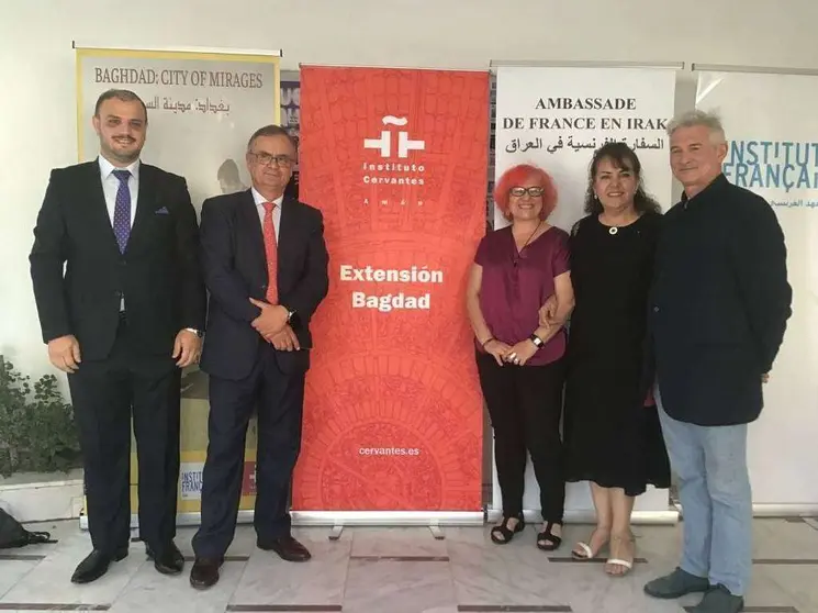 Protagonistas de la inauguración del Aula del Instituto Cervantes en Bagdad. (@embespiraq)