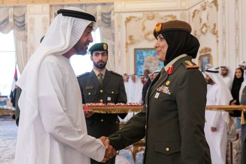 Sheikh Mohamed bin Zayed saluda a una de las homenajeadas. (WAM)
