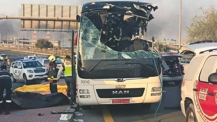 La Policía de Dubai difundió esta imagen del autobús accidentado.