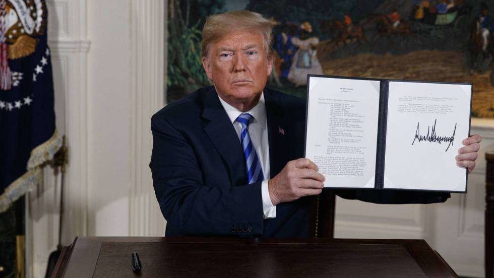 Donald Trump muestra el memorándum firmado tras anunciar que EEUU abandona el pacto nuclear con Irán, este martes.(AP)