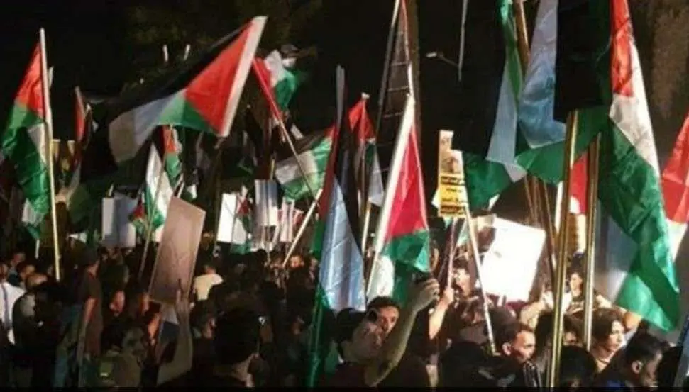 Manifestantes ante la Embajada de Bahréin en Bagdad.