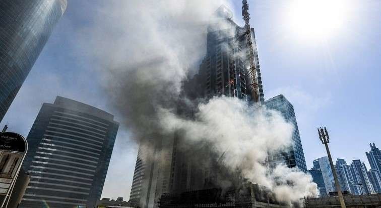 En la imagen de AFP, el incendio en la torre de Business Bay.
