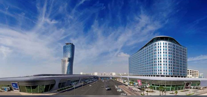 Una imagen de los hoteles Aloft y Capital Gate en Abu Dhabi.