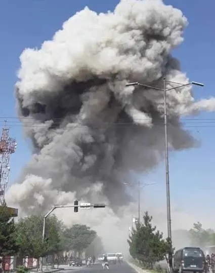 Una imagen de la columna de humo en Kabul.