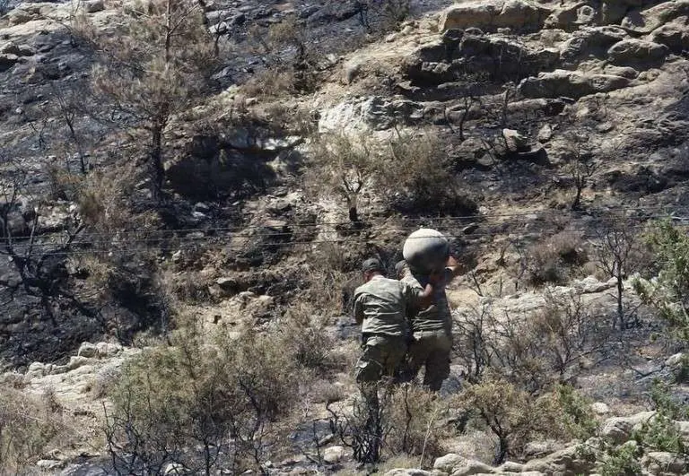  En la imagen de Reuters, personal militar traslada escombros del misil.