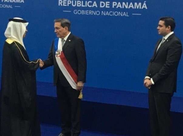El embajador de EAU en Panamá saluda al nuevo presidente Laurentino Cortizo.