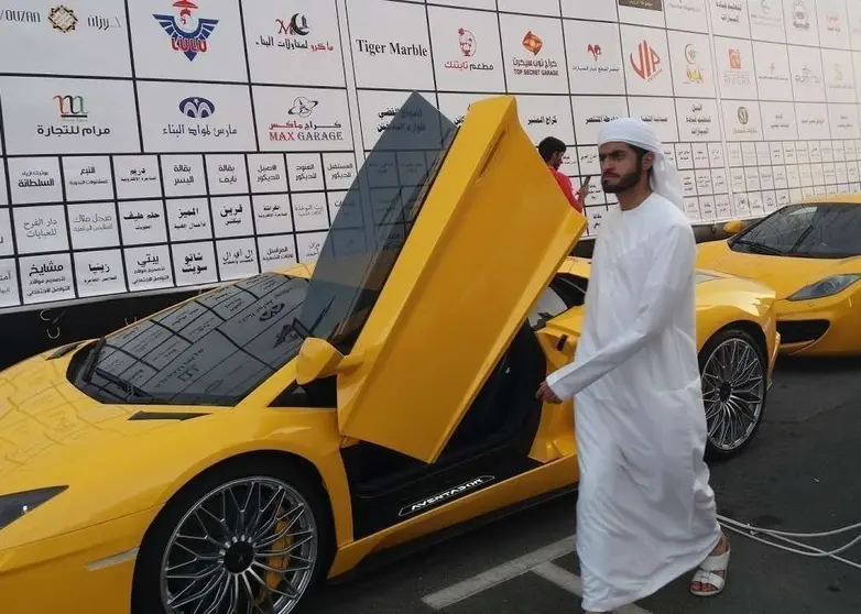 Un emiratí ante un ferrari en Ras Al Khaimah. (EL CORREO)