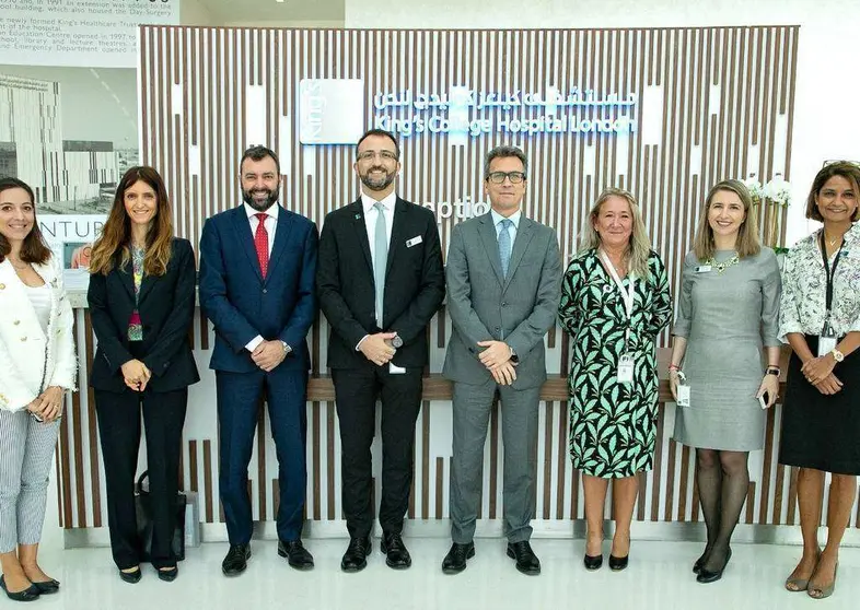 Antonio Álvarez, Erik Rovina y Julieta Casanova junto Julio Gómez Seco y María del Águila, entre otros profesionales, durante su visita al hospital King's College London en Dubai. (Cedida)