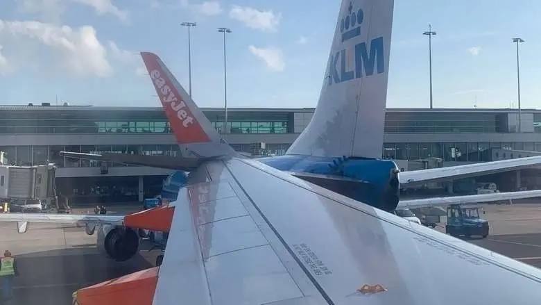 Colisión en el aeropuerto de Ámsterdam. (Jye Sandiford, Twitter)