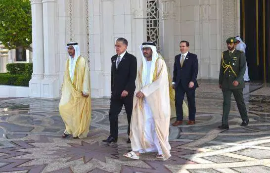 En el centro de la imagen el embajador de la República Dominicana en Abu Dhabi.