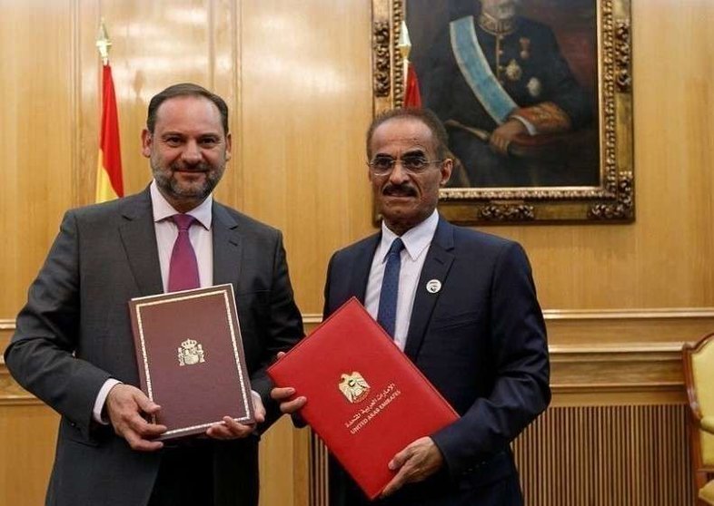 Ministros de España (izq) y EAU durante la firma del menorando.