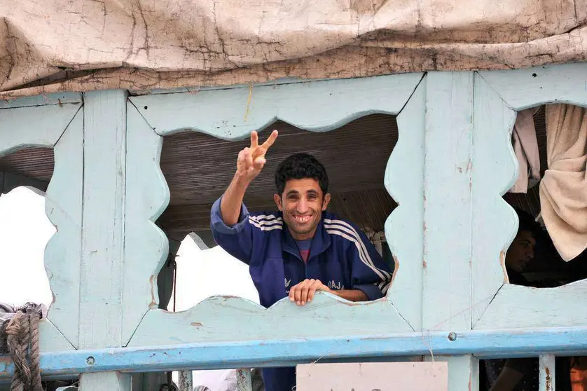 Un marinero saluda desde un dhow en el Dubai Creek. (EL CORREO)