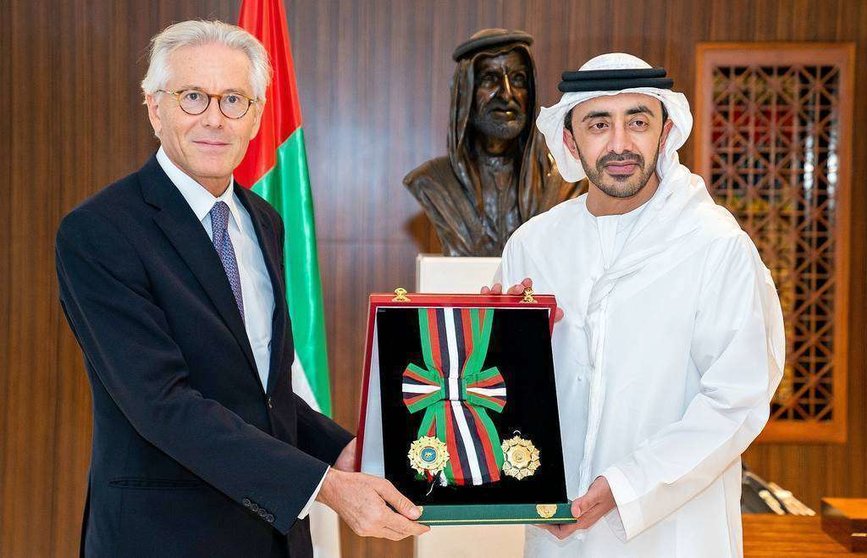 Patrizio Fondi, embajador de la Unión Europea en Abu Dhabi -izquierda-, recibe la Orden de Independencia de Primera Clase de mano de manos del jeque Abdullah bin Zayed Al Nahyan, ministro de Asuntos Exteriores y Cooperación Internacional de Emiratos Árabe